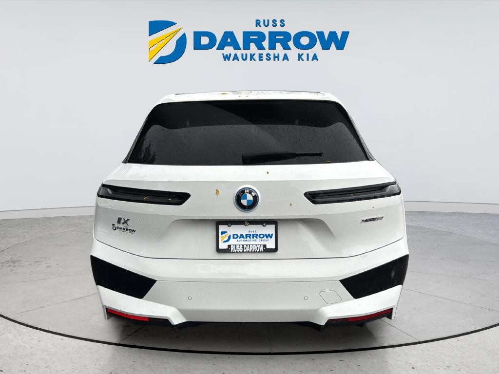 BMW iX Vehicle Full-screen Gallery Image 04