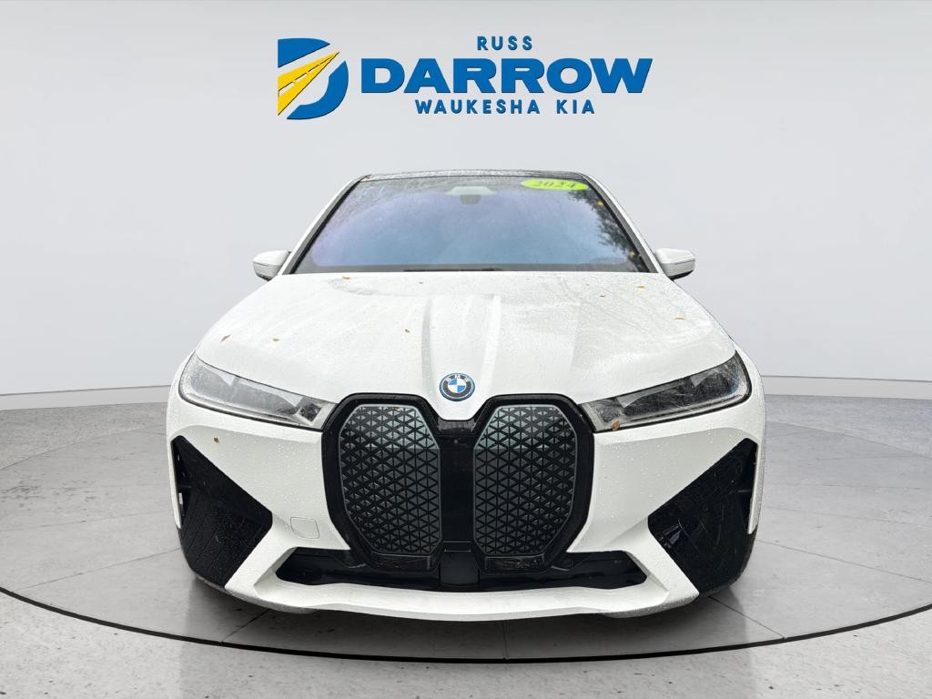 BMW iX Vehicle Full-screen Gallery Image 08