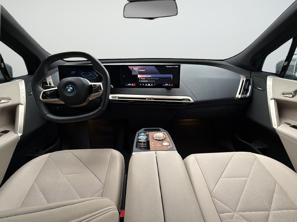 BMW iX Vehicle Full-screen Gallery Image 09