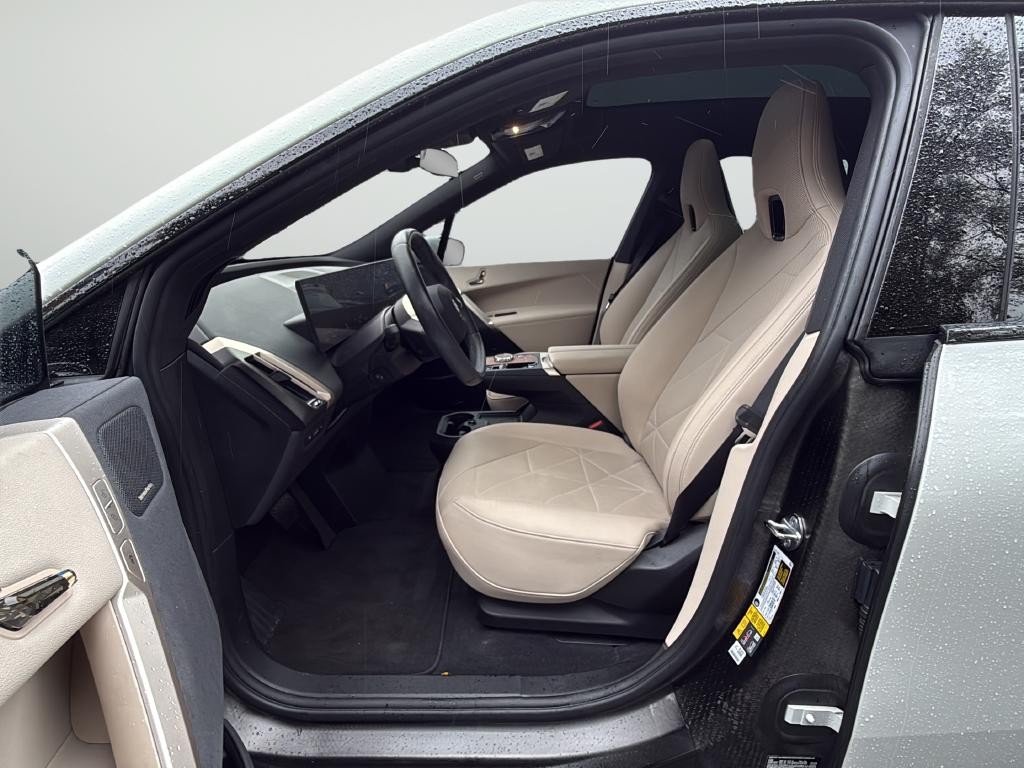BMW iX Vehicle Full-screen Gallery Image 10