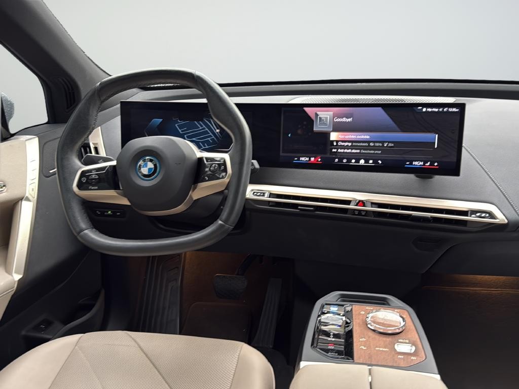 BMW iX Vehicle Full-screen Gallery Image 11