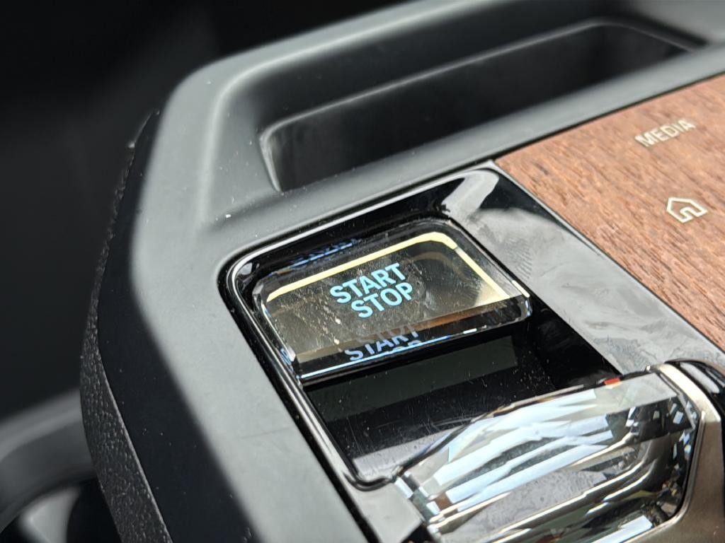 BMW iX Vehicle Full-screen Gallery Image 13