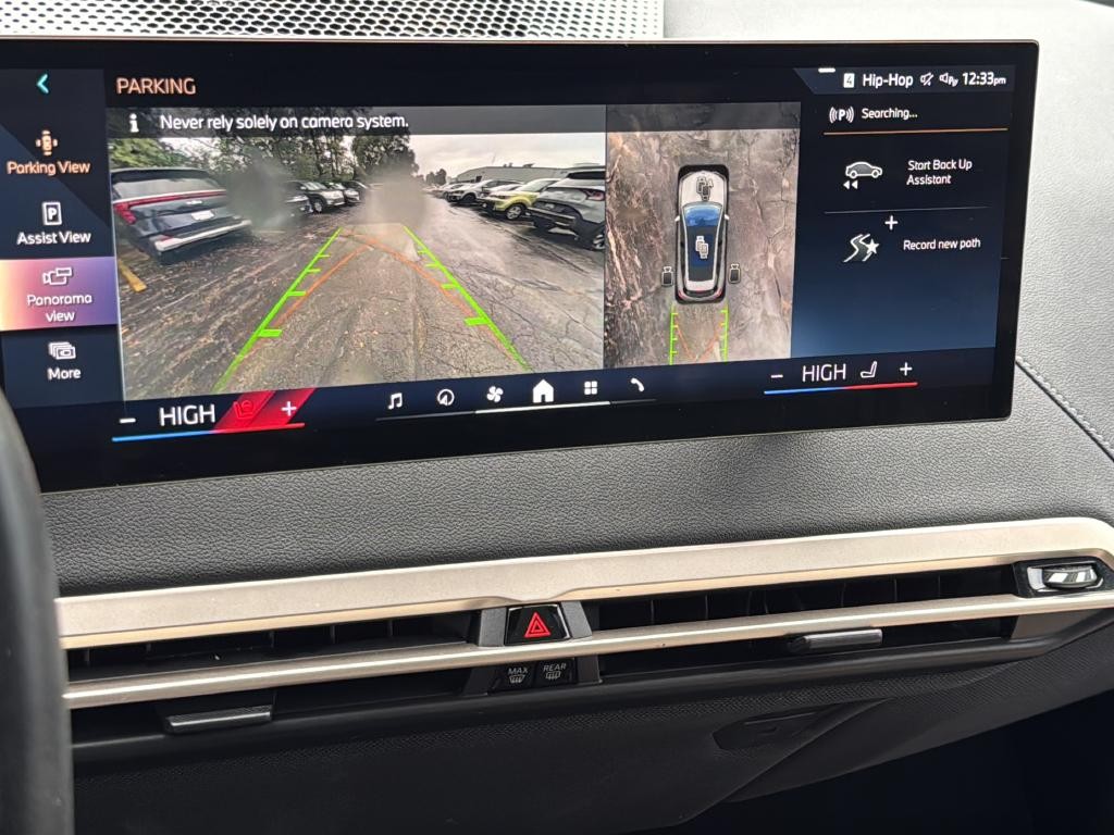 BMW iX Vehicle Full-screen Gallery Image 15