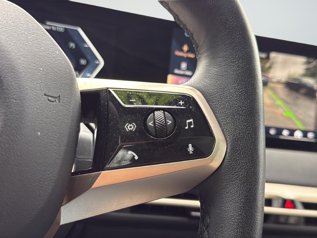 BMW iX Vehicle Full-screen Gallery Image 17
