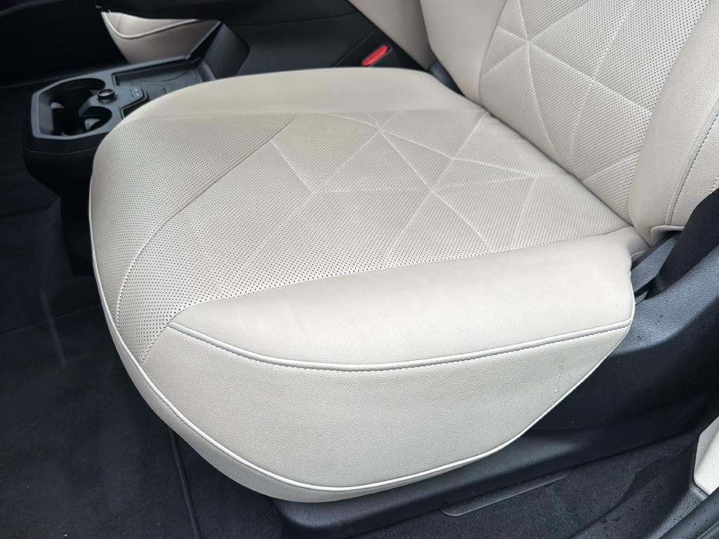 BMW iX Vehicle Full-screen Gallery Image 18