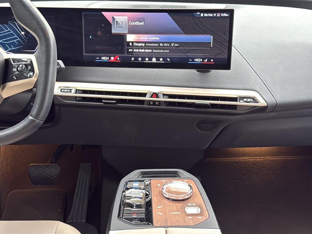 BMW iX Vehicle Full-screen Gallery Image 20