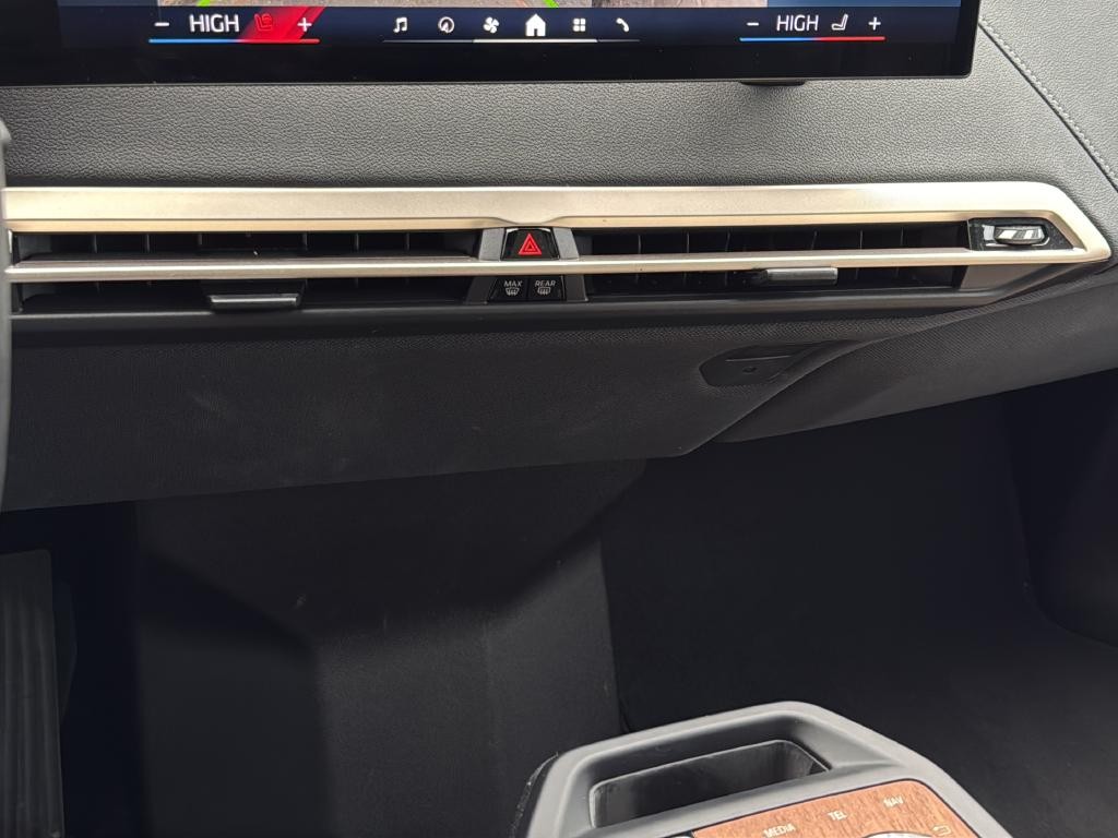 BMW iX Vehicle Full-screen Gallery Image 21
