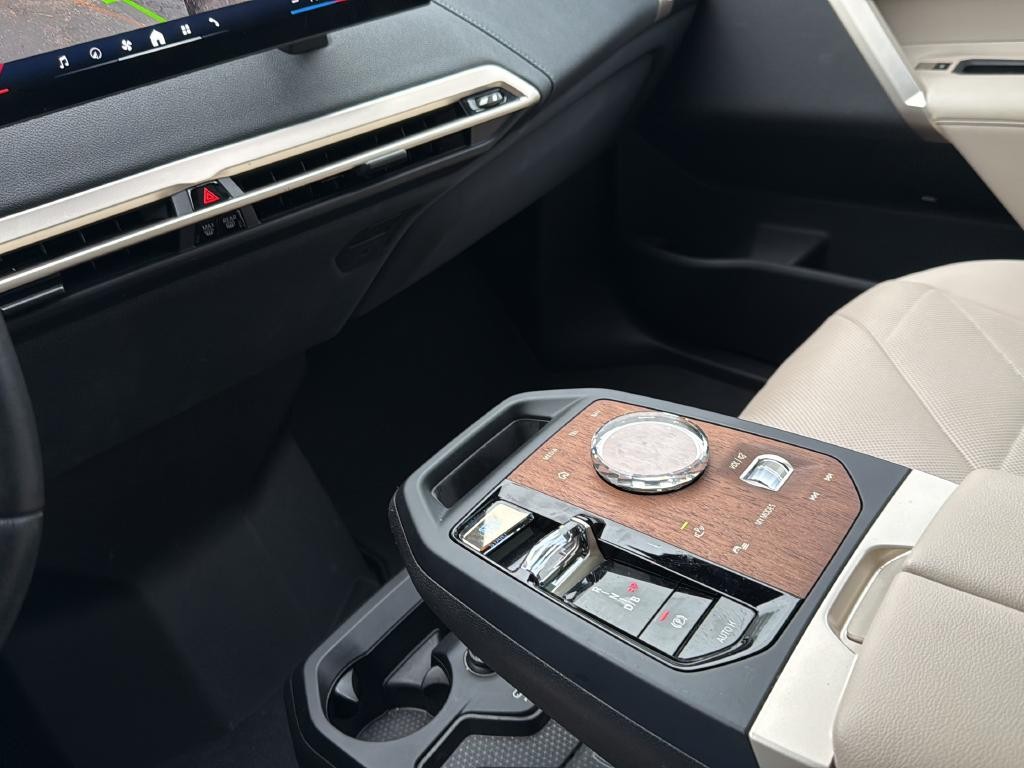 BMW iX Vehicle Full-screen Gallery Image 22