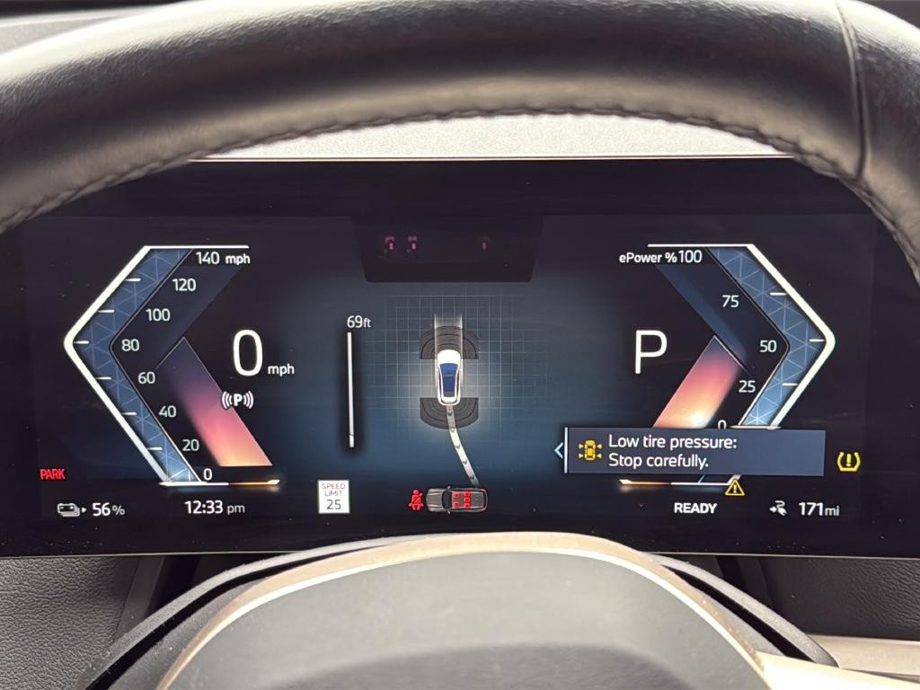 BMW iX Vehicle Full-screen Gallery Image 23