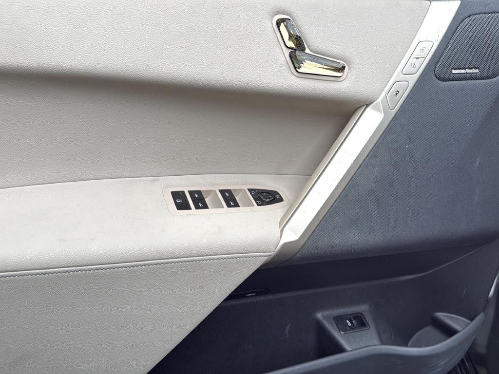 BMW iX Vehicle Full-screen Gallery Image 24