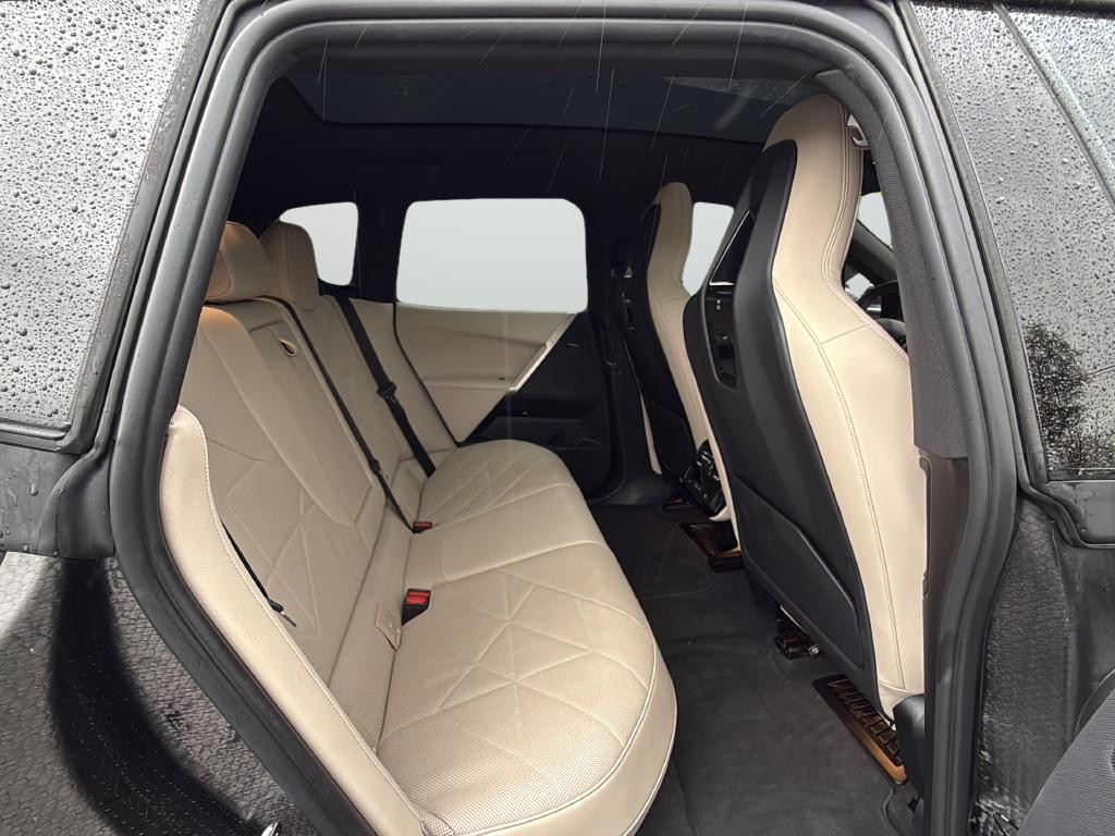 BMW iX Vehicle Full-screen Gallery Image 25