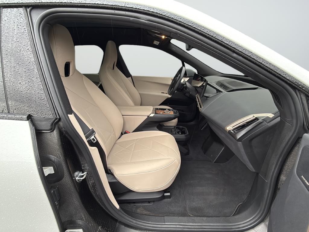 BMW iX Vehicle Full-screen Gallery Image 26