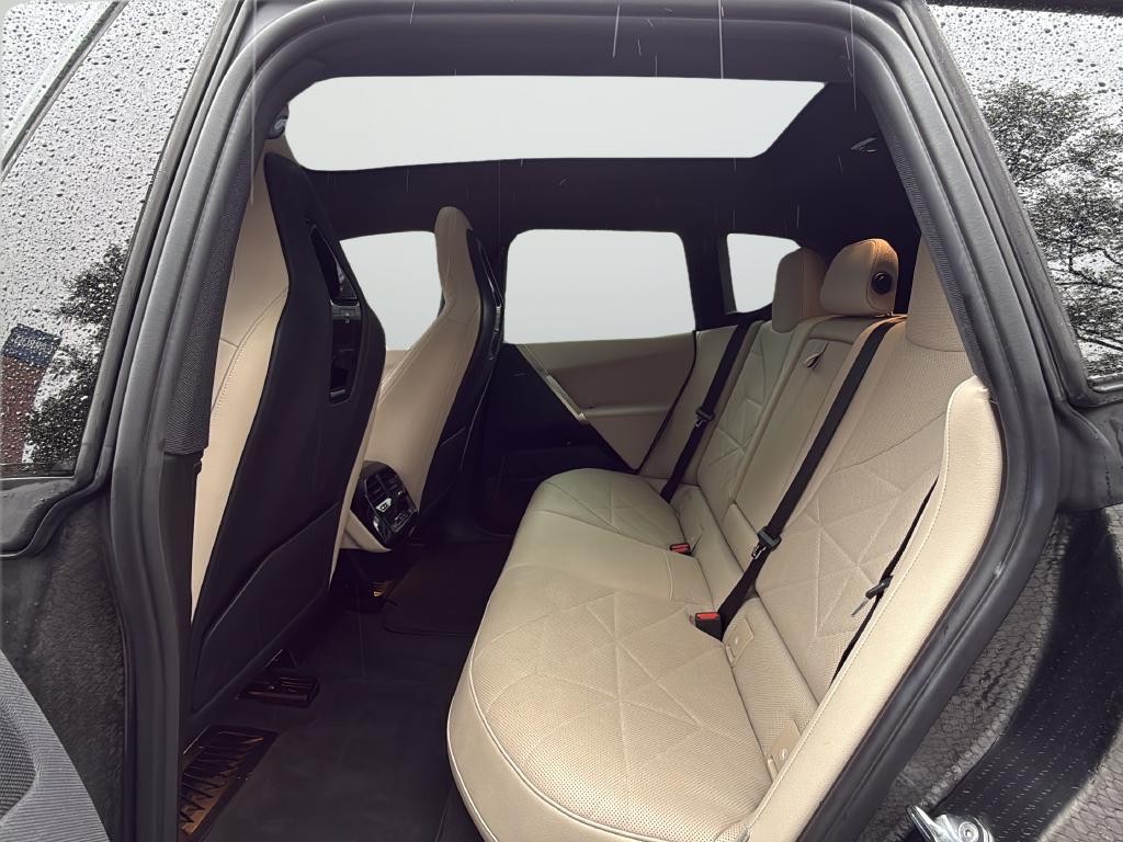 BMW iX Vehicle Full-screen Gallery Image 27