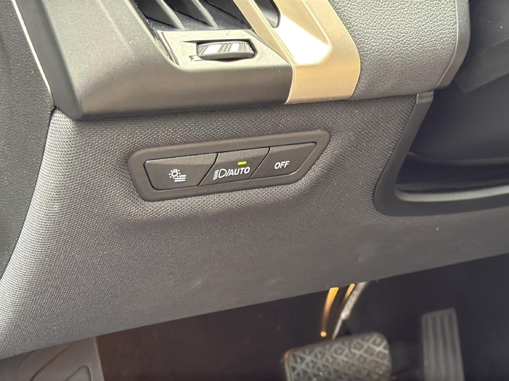 BMW iX Vehicle Full-screen Gallery Image 28