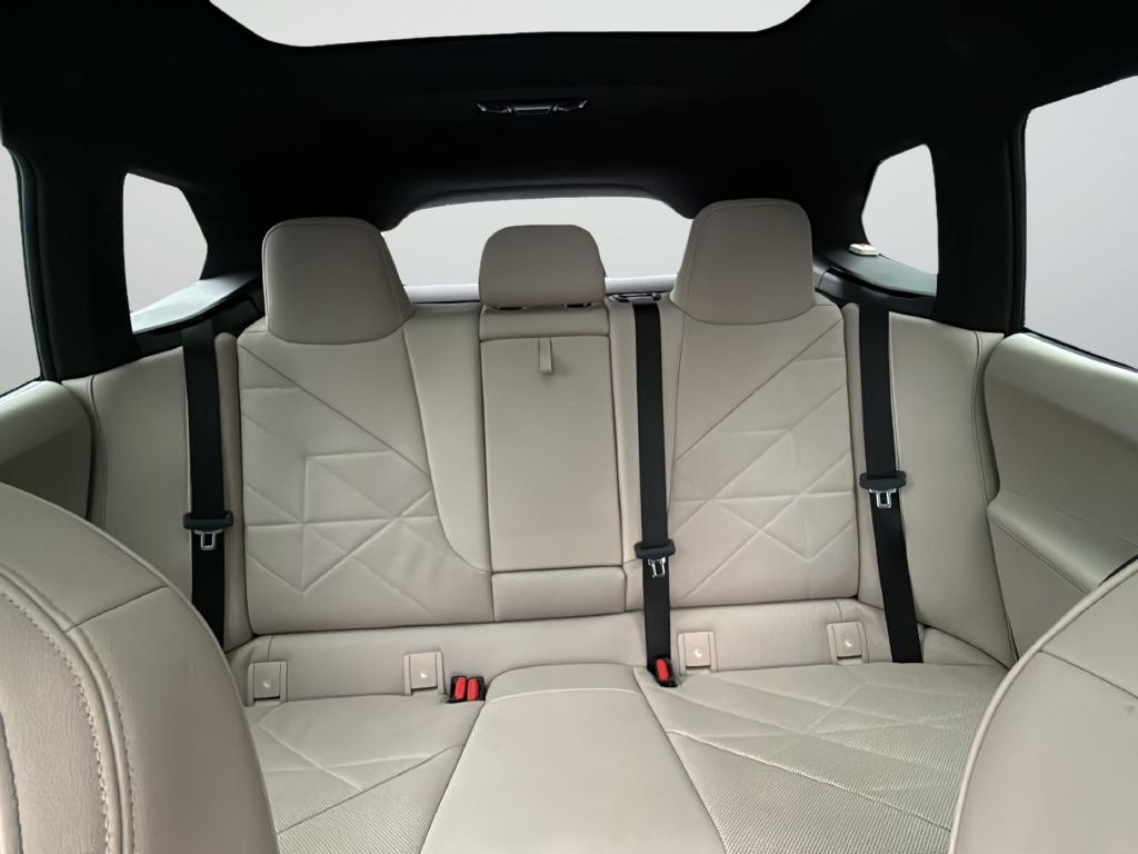 BMW iX Vehicle Full-screen Gallery Image 29
