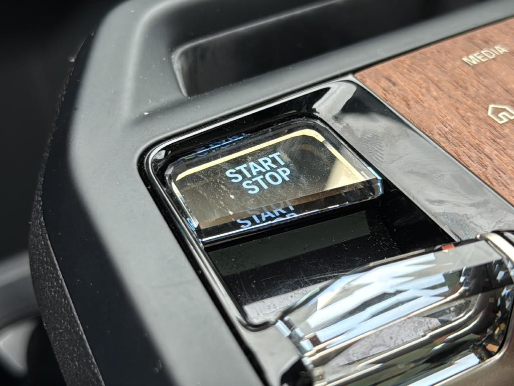 BMW iX Vehicle Full-screen Gallery Image 30
