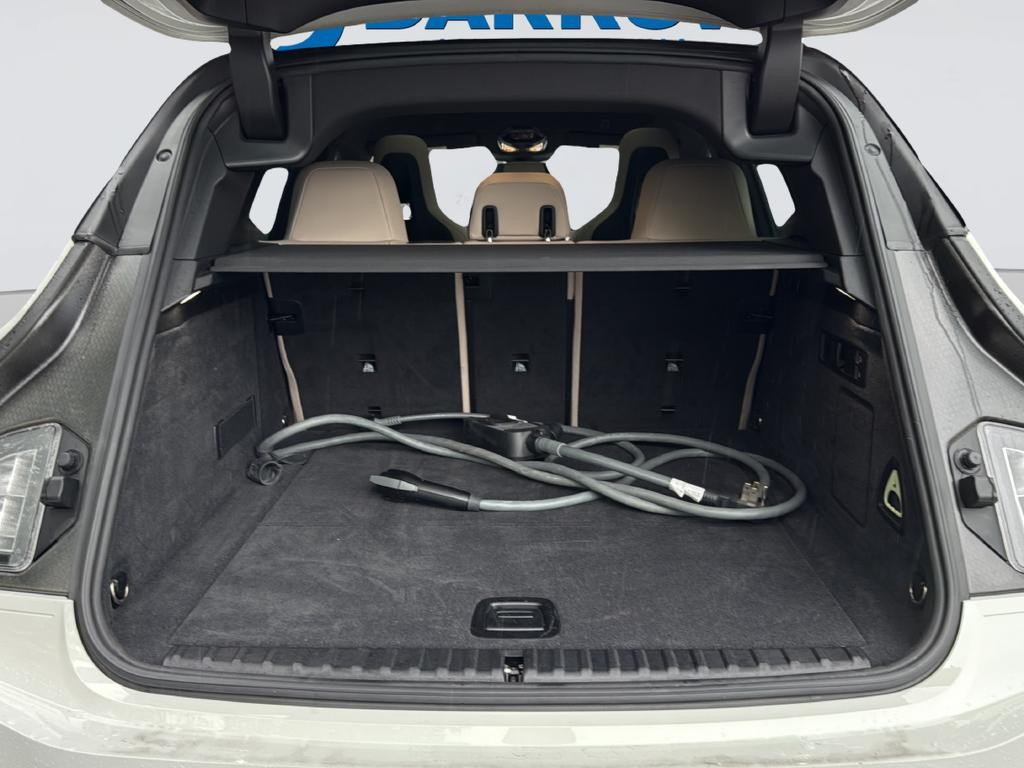 BMW iX Vehicle Full-screen Gallery Image 31