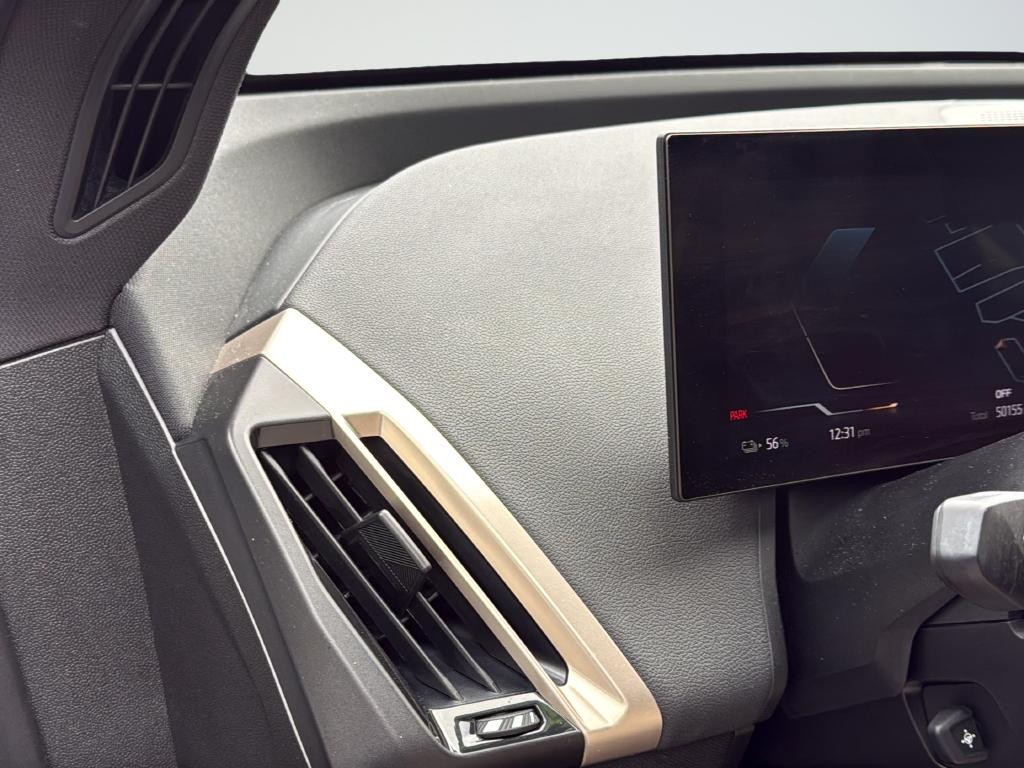 BMW iX Vehicle Full-screen Gallery Image 32