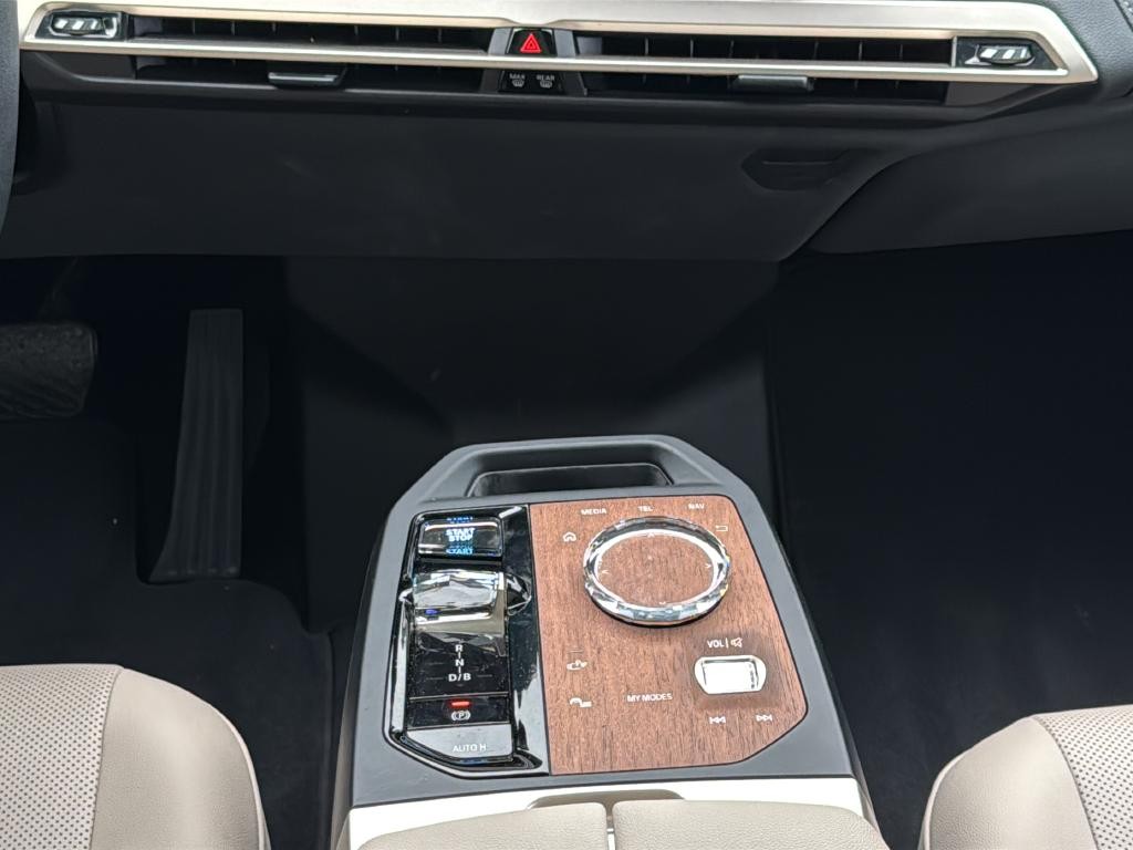 BMW iX Vehicle Full-screen Gallery Image 33