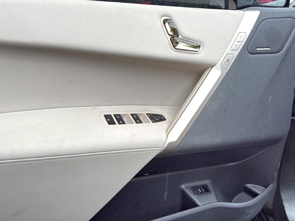 BMW iX Vehicle Full-screen Gallery Image 34