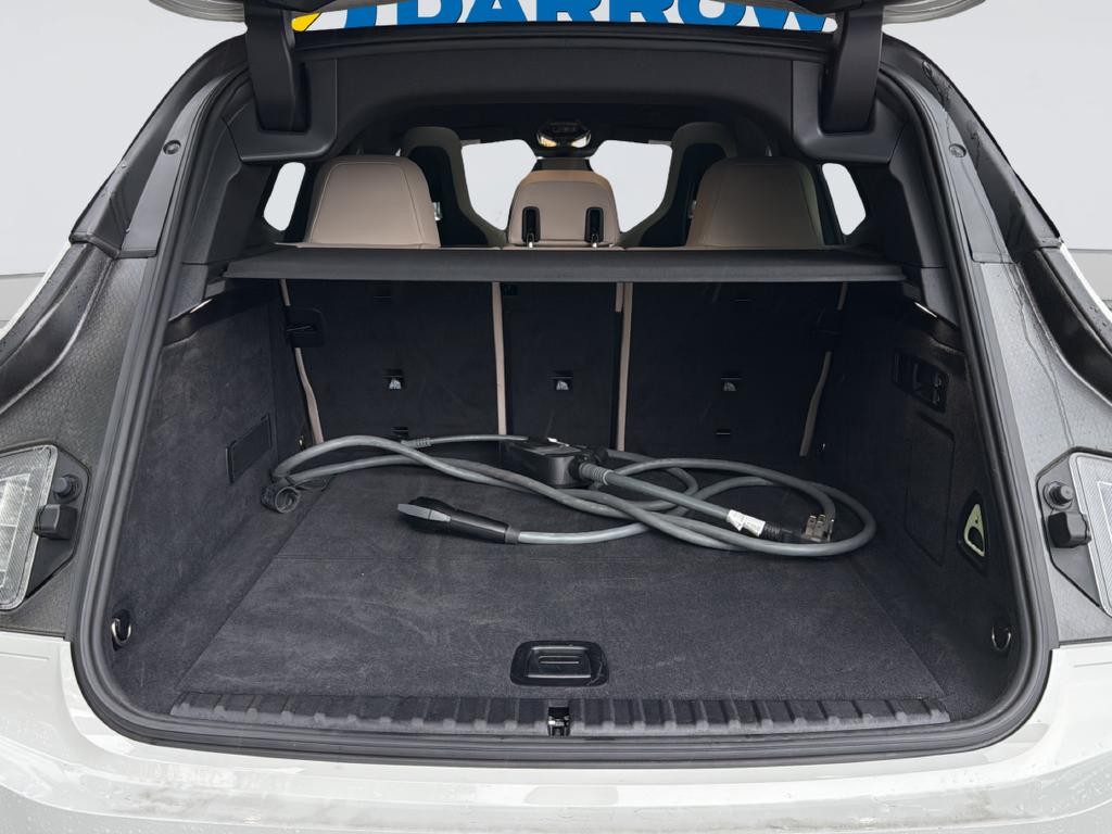 BMW iX Vehicle Full-screen Gallery Image 35