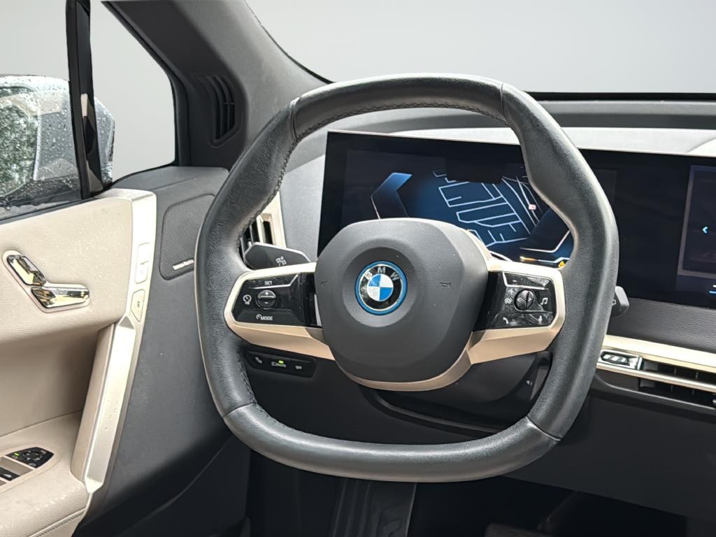 BMW iX Vehicle Full-screen Gallery Image 36