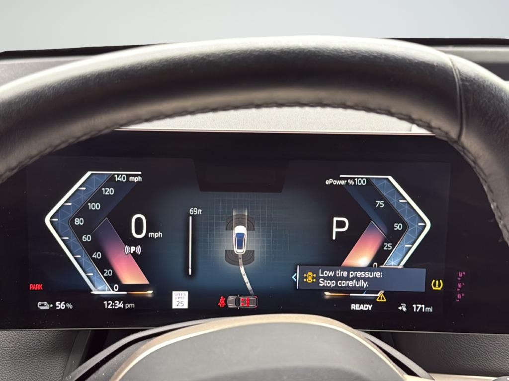 BMW iX Vehicle Full-screen Gallery Image 37