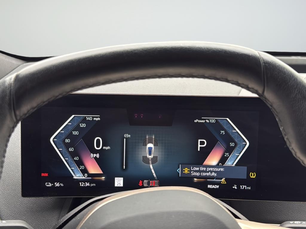 BMW iX Vehicle Full-screen Gallery Image 38