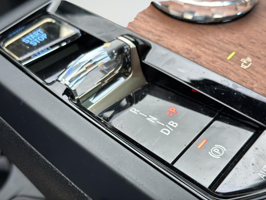 BMW iX Vehicle Full-screen Gallery Image 39