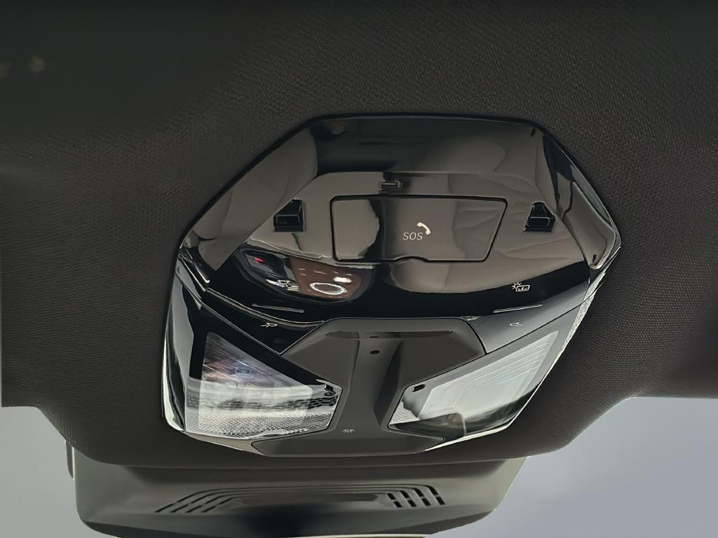 BMW iX Vehicle Full-screen Gallery Image 40