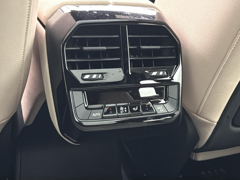 BMW iX Vehicle Full-screen Gallery Image 41