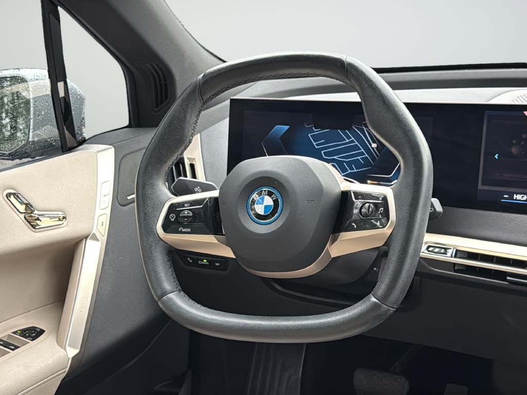 BMW iX Vehicle Full-screen Gallery Image 42
