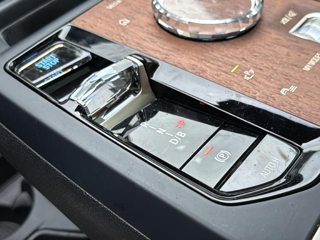 BMW iX Vehicle Full-screen Gallery Image 44