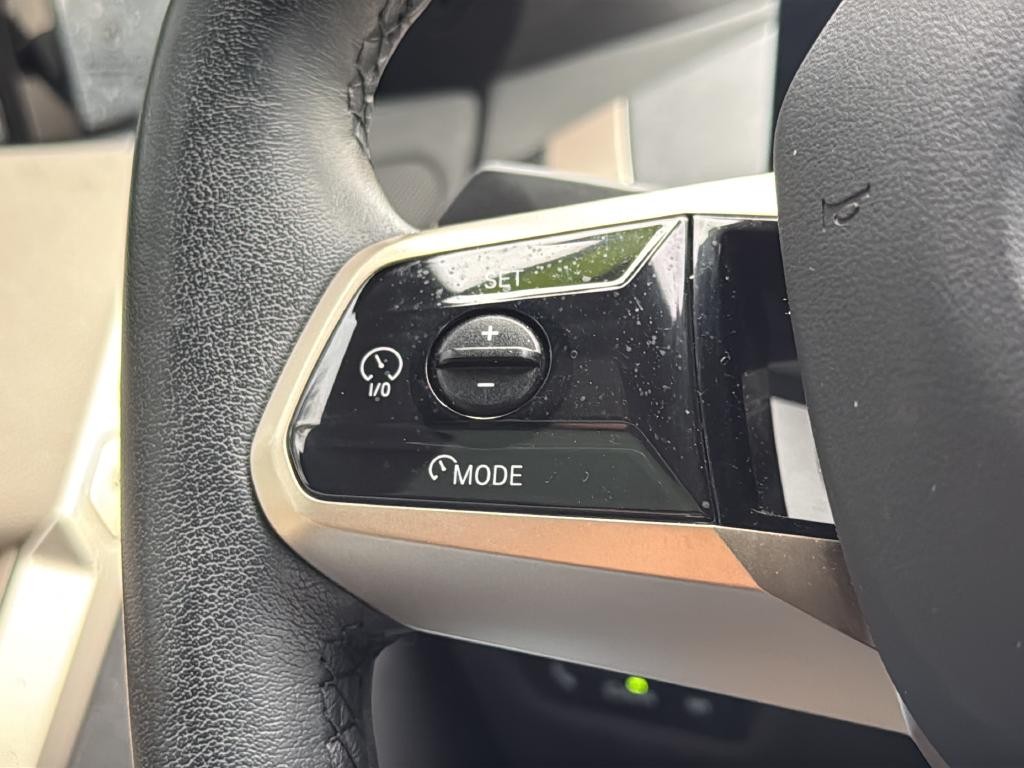 BMW iX Vehicle Full-screen Gallery Image 45