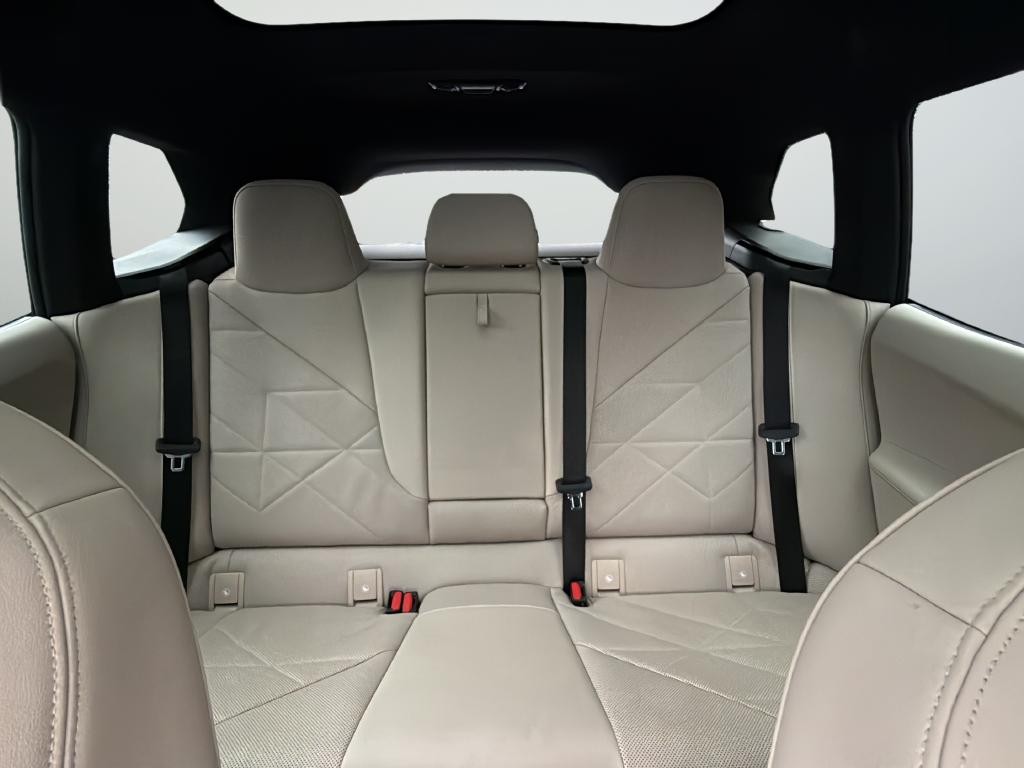 BMW iX Vehicle Full-screen Gallery Image 46