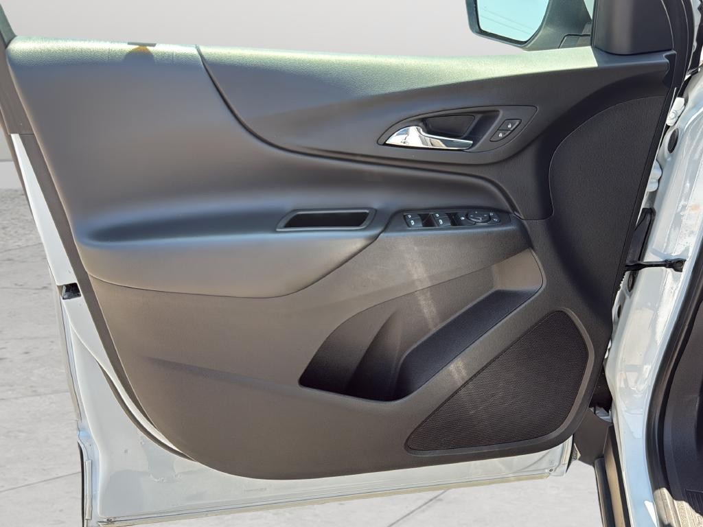 Chevrolet Equinox Vehicle Full-screen Gallery Image 24