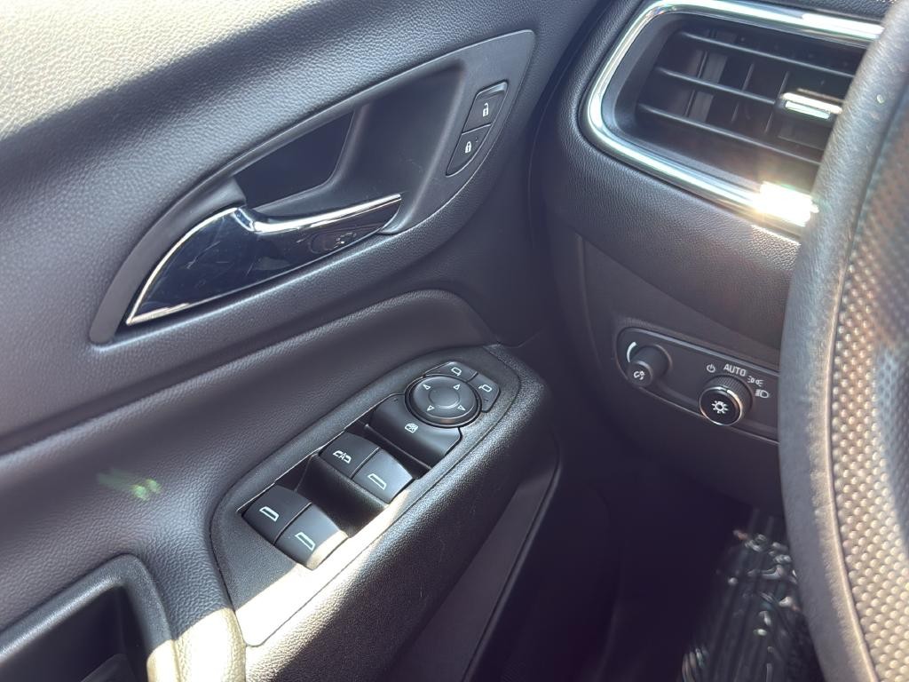 Chevrolet Equinox Vehicle Full-screen Gallery Image 32