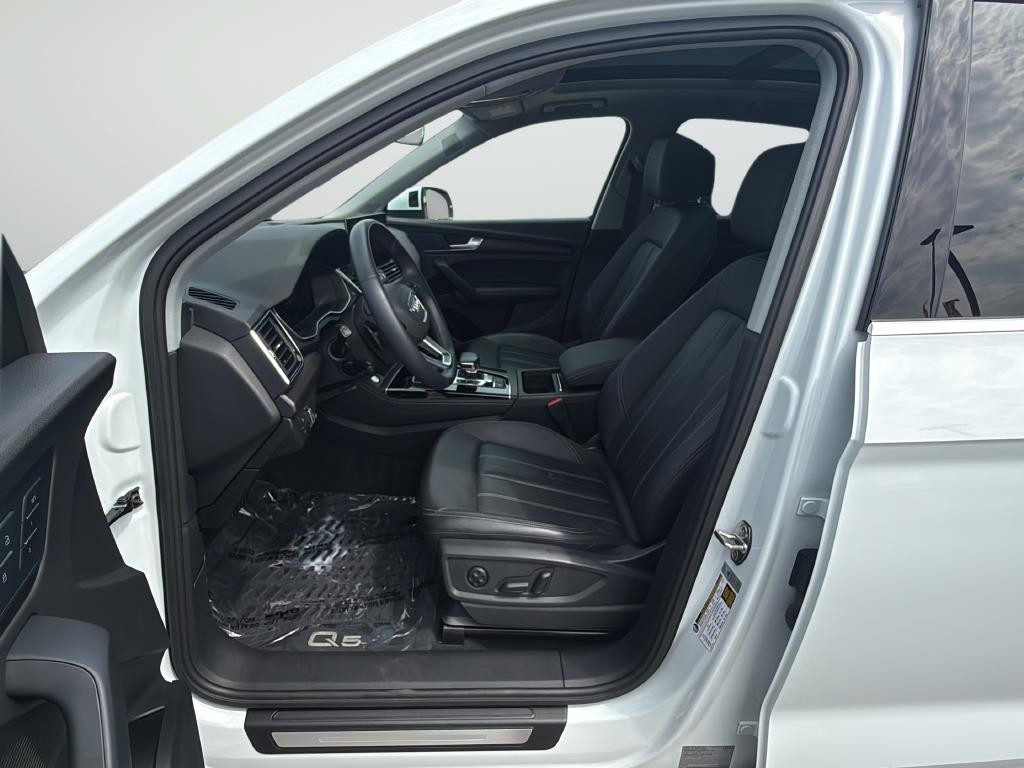 Audi Q5 Vehicle Full-screen Gallery Image 10