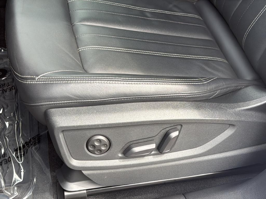 Audi Q5 Vehicle Full-screen Gallery Image 18