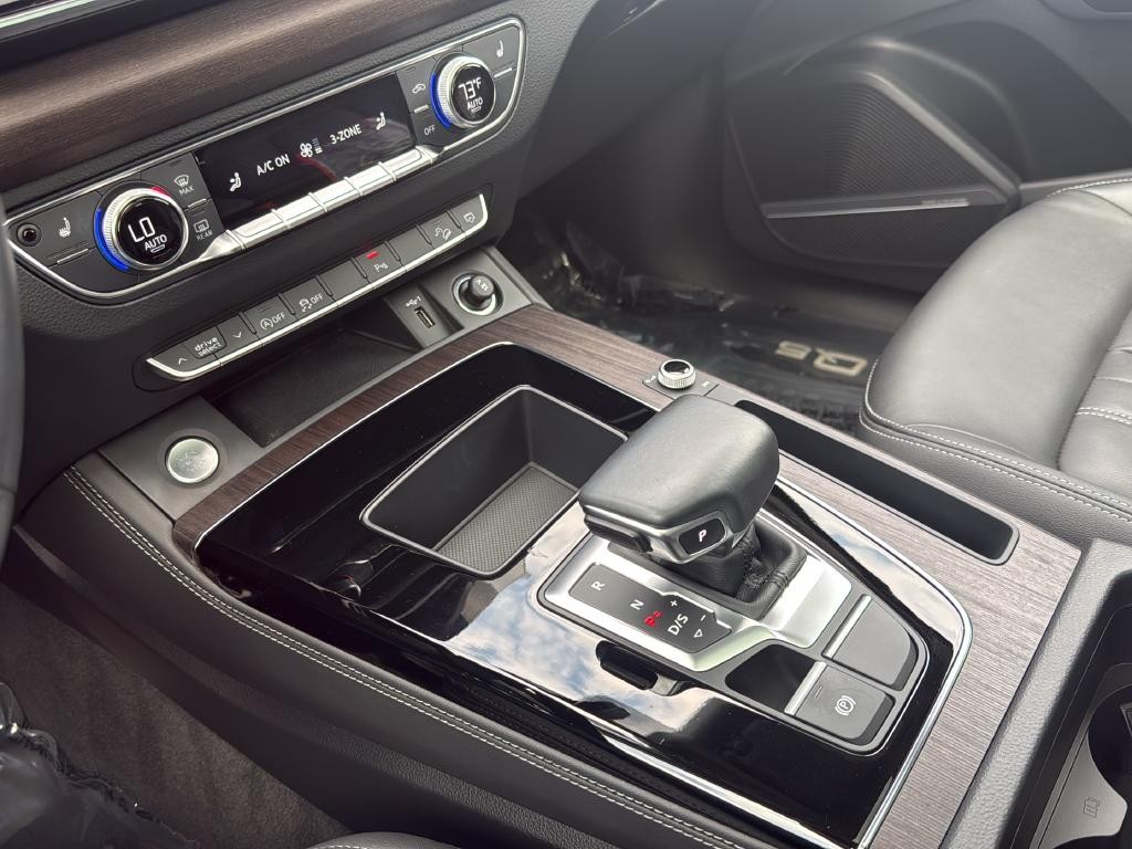 Audi Q5 Vehicle Full-screen Gallery Image 22