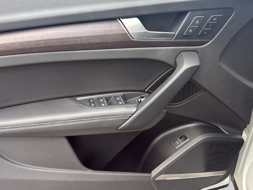 Audi Q5 Vehicle Full-screen Gallery Image 24
