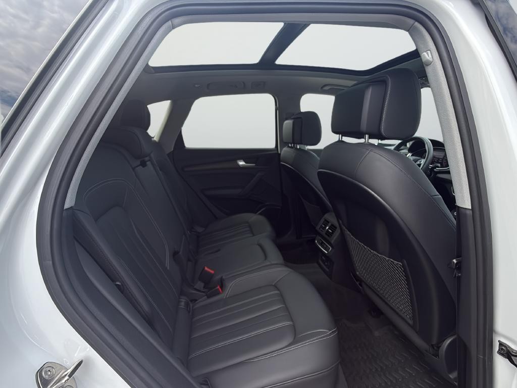 Audi Q5 Vehicle Full-screen Gallery Image 25