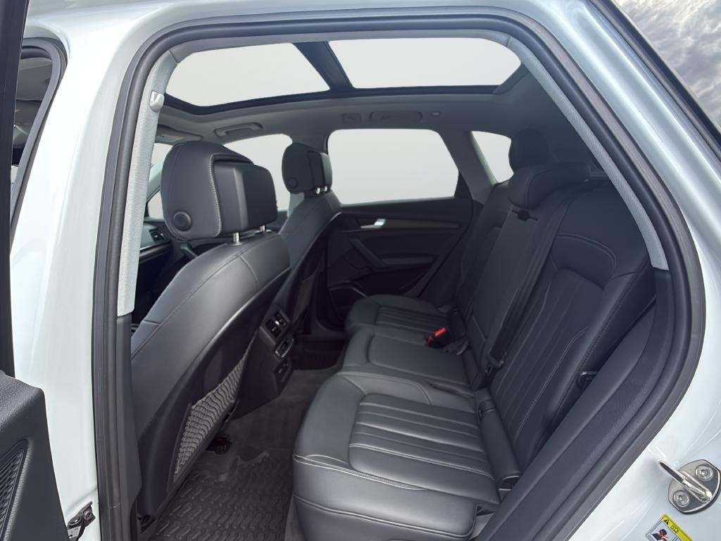 Audi Q5 Vehicle Full-screen Gallery Image 27
