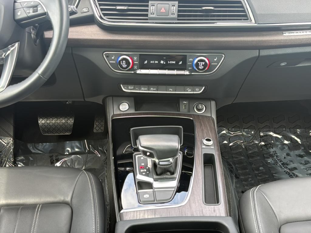 Audi Q5 Vehicle Full-screen Gallery Image 33