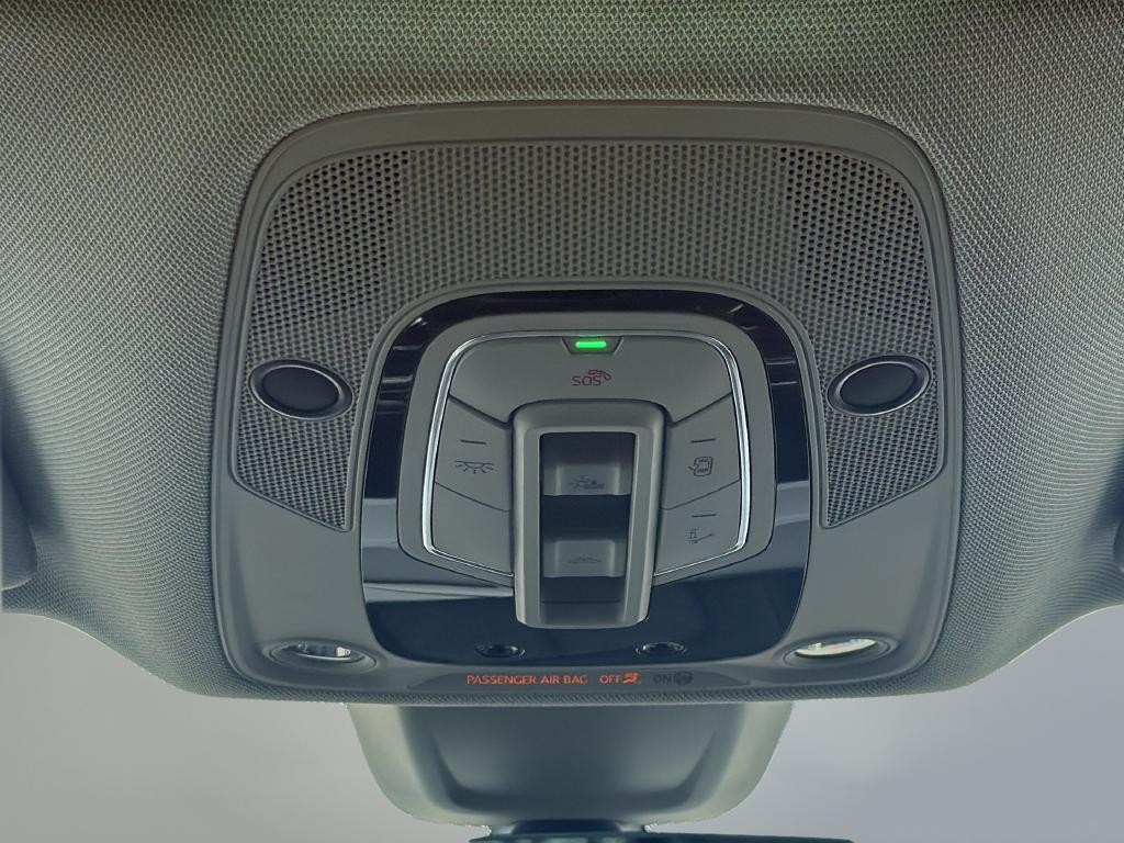 Audi Q5 Vehicle Full-screen Gallery Image 36