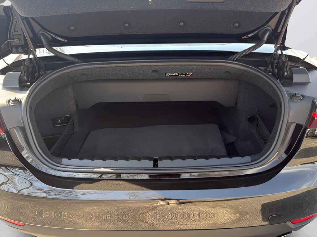 BMW 4 Series Vehicle Full-screen Gallery Image 10