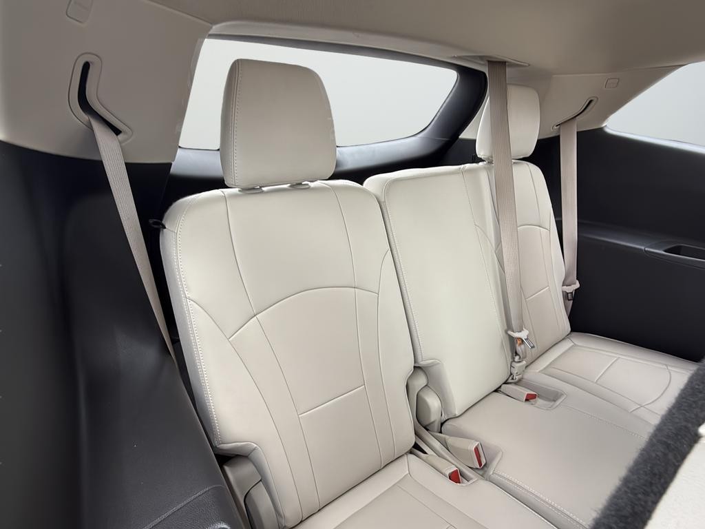 Buick Enclave Vehicle Full-screen Gallery Image 11