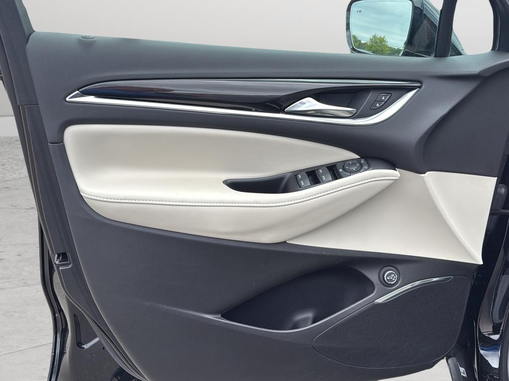 Buick Enclave Vehicle Full-screen Gallery Image 14