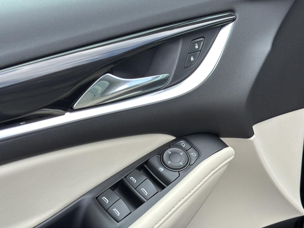 Buick Enclave Vehicle Full-screen Gallery Image 15