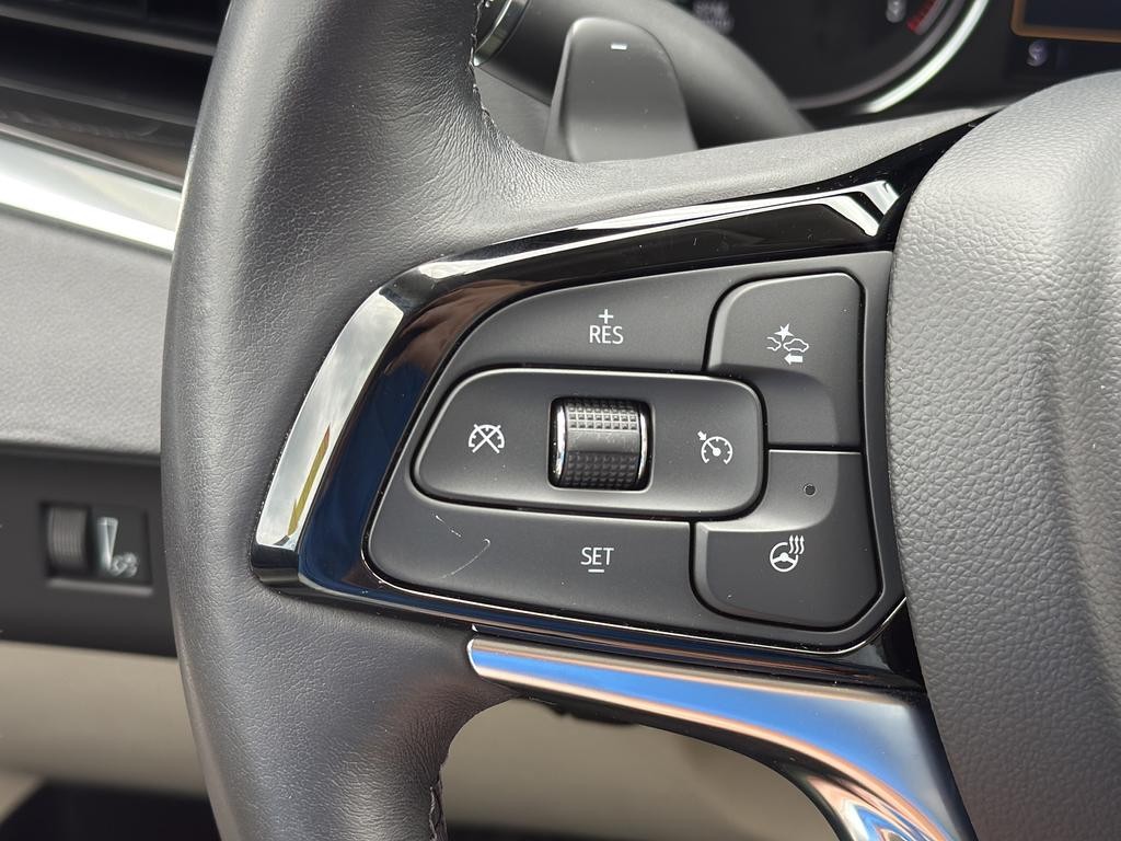 Buick Enclave Vehicle Full-screen Gallery Image 19